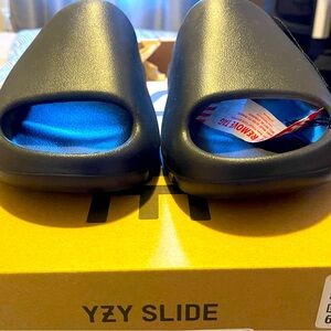 BNIB Yeezy Slides Onxy size 8